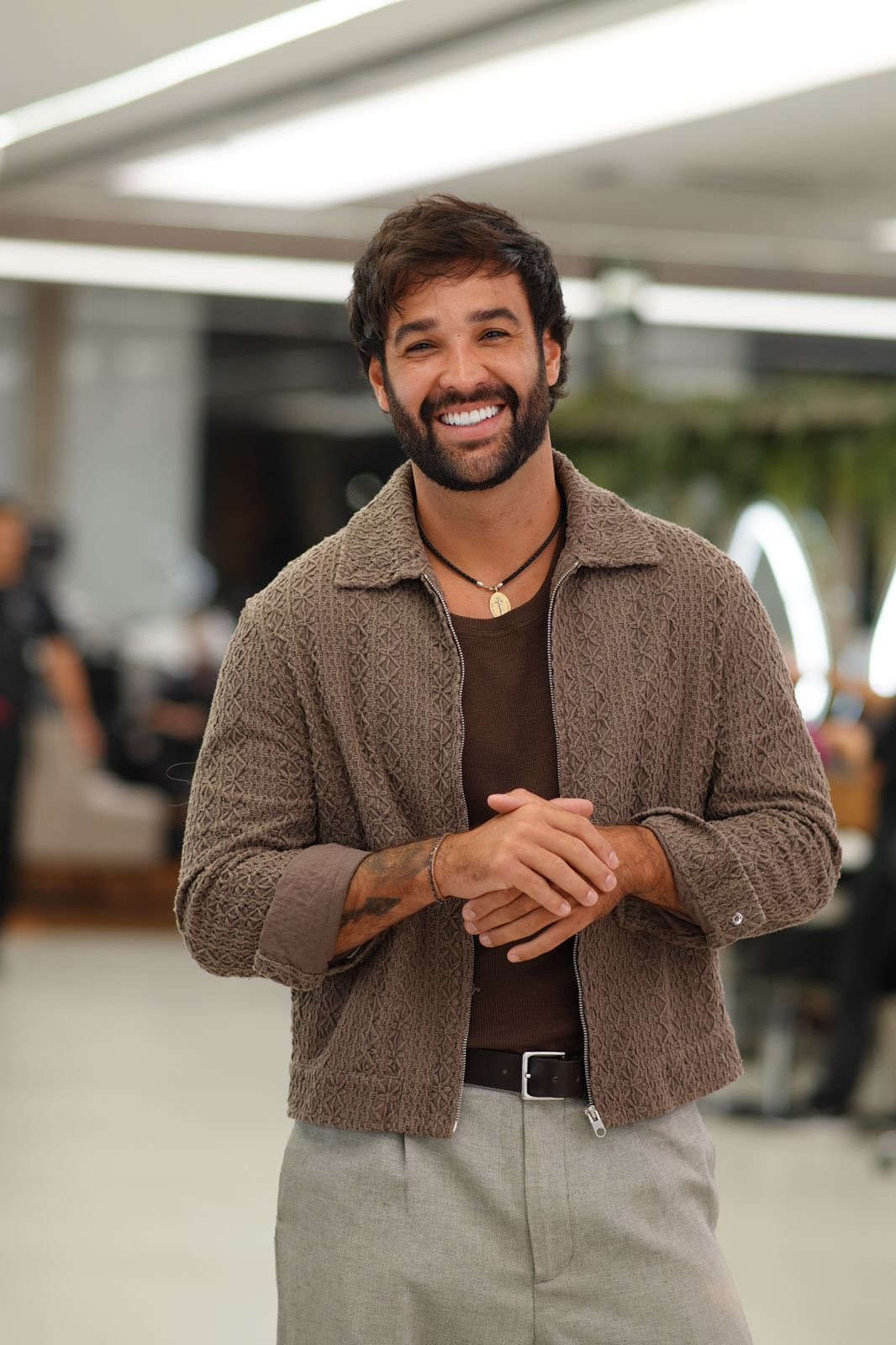 Du Nunes sorrindo no salão
